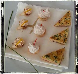 coni alle arichidi, torrette di frittata, crostini al prosciutto